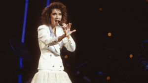 Celine Dion aloitti uransa laulaen ranskaksi, mutta maailmanlaajuisesti hänen tunnetuimmat hittinsä ovat englanniksi. Celine Dion vuoden 1988 Euroviisuissa, jotka hän voitti.