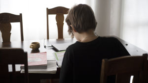 Distansundervisningen fungerar i många fall över förväntan. Alakoululainen tekee matematiikan tehtäviä kotonaan.