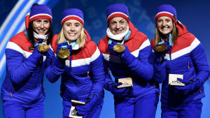 Jacobsen (andra från höger) vann elva mästerskapsmedaljer under sin karriär. Björgen, Haga, Jacobsen och Flugstad Östberg visar upp sina OS-medaljer i stafett.