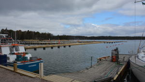 Renoveringsarbetet färdigsställs som bäst i Nagu gästhamn. Vy över Nagu gästhamn med tomma bryggor.