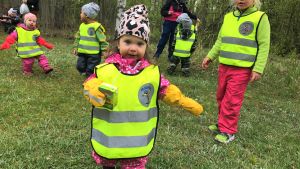 Sofia Pitkänen var svår att fånga på bild eftersom hon älskar att springa. Här har hon just ätit mellanmål och ska nu börja städa igen. Ett dagisbarn springer mot kameran med en trip i handen.