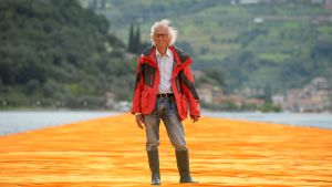 På det här fotot taget den 16 juni 2016 poserar Christo på det 4,5 kilometer långa promenadstråket som han skapade på sjön Iseo, i norra Italien. På det här fotot taget den 16 juni 2016 poserar Christo på det 4,5 kilometer långa promenadstråket som han skapade på sjön Iseo, i norra Italien.