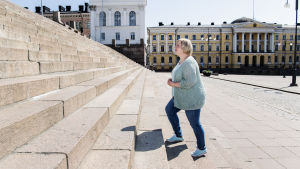 Kuvassa Helsingin keskustassa on Keskustan Annika Saarikko, joka on parhaillaan perhevapaalla. Saarikko palaa työhönsä tiede- ja kulttuuriministeriksi elokuussa.