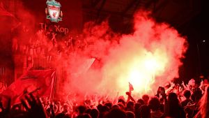 Liverpool supportrarna firar utanför arenan.