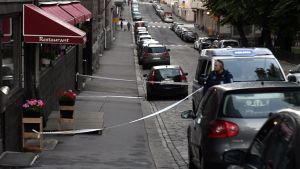 Polisen hade avspärrat området och placerat tejp framför en restaurangingång vid Fredsgatan i Helsingfors i närheten av Snellmansgatan. Därren till en restaurang på Fredsgatan har spärrats av med polisens spärrningstejp. En polis står framför restaurangen, bredvid en polisbil.