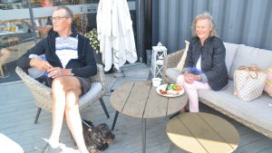 Markus och Hannele Herold med hunden Jack ger gott betyg åt Östra hamnen som gästbåthamn. Man och kvinna och hund
