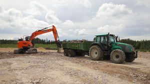 Landningsbanan på Pyttis-Redstone -flygfält förlängs med 1800 meter. Det gör det möjligt för affärs- och beställningsflyg att trafikera till Pyttis. En traktor och en grävmaskin.
