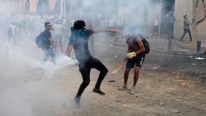 Kravallpoliser har blockerat parlamentsbyggnaden, vilket har tvingat demonstranterna till närliggande gator. Demonstranter i närheten av parlamentsbyggnaden i Beirut.