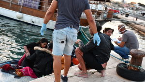 Att barnfamiljer lämnar Tunisien för resa över Medelhavet har inte hänt på ett decennium- ett tecken på att coronapandemin fått landet att gå på knäna. Migranter som anländer till Lampedusa med båt.