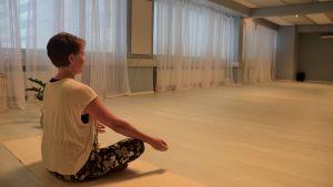 Den närmaste tiden får Lovisaborna yoga på distans. Arkivbild. Hyvinvointicenterin johtaja Mirja Lamberg tyhjässä joogastudiossa.