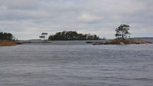 I Märsan finns också ett hopptorn för simmare. Lillmärsans strand i Hangö