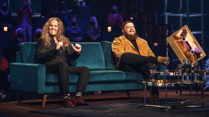 Kasmir ja Jarkko Ahola arvailevat biisejä samalta sohvalta. Jarkko Ahola ja Kasmir Elämäni Biisi -sohvalla.