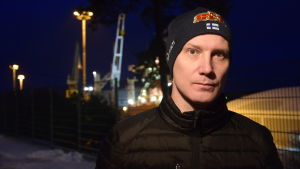 Inkoo shippings vd Thomas Bergman berättar att biobränslen blir en allt viktigare produkt för dem. Ingåbolaget Inkoo shippings vd Thomas Bergman. I bakgrund syns ett fartyg.