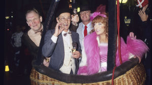Fyra komiker på 1980-talet. Björn Gustavsson (Harry), Ulf Brunnberg (Vanheden). Gösta Ekman (Sickan) och Birgitta Andersson (Doris). Gösta Ekman, Björn Gustavsson, Ulf Brunnberg och Birgitta Andersson i en luftballongskorg i en Jönssonliganfilm.