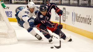 Tampa Bays back Michail Sergatjov försöker få tag på Columbus anfallare Cam Atkinson. Tampa Bays back Michail Sergatjov försöker få tag på Columbus anfallare Cam Atkinson.