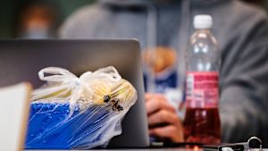 Många abiturienters framtidsplaner kan rubbas avsevärt ifall de inte kan delta i vårens studentskrivningar. Kulosaaren yhteiskoulun abit tekivät preliminäärikoetta 19. helmikuuta.