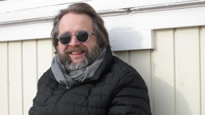 Ville Ekroos, ny kandidat för Samingspartiet i Hangö, var en av initiativtagarna till en ny diskussionsgrupp över partigränserna i Hangö. Mansperson i närbild.