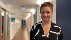 Överläkare Sofia Svartsjö hoppas att det goda coronaläget ska hålla i sig. Korthårig kvinna står i en korridor.