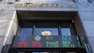 Amsterdambörsen frodas i sviterna av brexit. Exteriör av Amsterdambörsen.