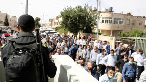 Palestinierna måste passera en gränskontroll innan de kan gå in i Jerusalem för att delta i fredagsbönen Palestinierna måste passera en gränskontroll innan de kan gå in i Jerusalem för att delta i fredagsbönen