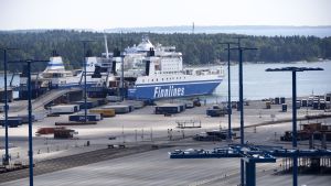 Finnlines fartyg i hamnen i Nordsjö