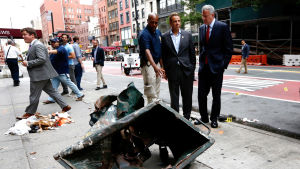 New Yorks borgmästare Bill de Blasio och delstaten New Yorks guvernör Andrew Cuomo inspekterar skadorna efter explosionen den 18 september. New Yorks borgmästare Bill de Blasio och delstaten New Yorks guvernör Andrew Cuomo inspekterar skadorna efter explosionen den 18 september.