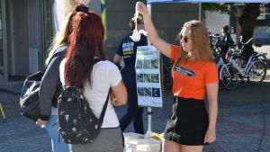 Saija från Borgå bilskola demonstrerar hur det går för ett ägg då det faller i marken i en pytteliten hjälm. Borgå bilskolas evenemang på Borgå torg.