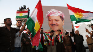 Kurdiska demonstranter i Erbil bär på ett porträtt på president Massoud Barzani onsdagen 13.9.2017. Kurdiska demonstranter i Erbil bär på ett porträtt på president Massoud Barzani onsdagen 13.9.2017.