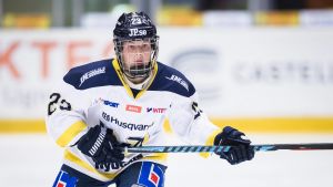I Sverige får spelarna mer synlighet, säger Hakala. Sanni Hakala skrinnar iklädd hockeymundering.
