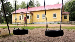 På Pellinge finns en eftisklubb i den gamla skolan bredvid daghemmet. Pellinge nerlagda skola