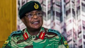 Zimbabwes arméchef general Constantino Chiwenga då höll sitt tv-tal på måndagen. Zimbabwes arméchef general Constantino Chiwenga varnade på måndagen för att armén kan tvingas agera om inte "utrensningarna" inom det styrande partiet Zanu-PF upphör.