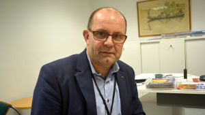 Christer Holmlund hoppas på en bred debatt i samhället om hur vi kunde gå in för större satsningar på utbildning. Christer Holmlund är ordförande för Finlands Svenska Lärarförbund.