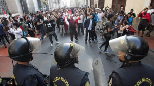 Benådningen av Fujimori utlöste massprotester i Peru Kraballpolis och demonstranter i Lima 25.12.2017.