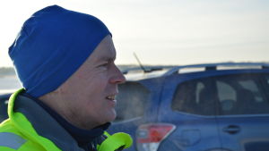 Kjell Sundström är projektledare för muddringsarbetet. kjell sundström i närbild. han bär en gul arbetsjacka och en blå mössa.