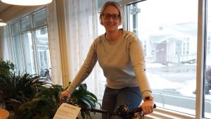 Hanna Österlund sitter på en av de nya rikshorna. En kvinna sitter på en cykelriksha.