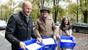 Blå framtid har efter stor möda fått ihop nog med anhängarkort för att bilda parti i oktober 2017. Företrädare för Blå framtid lämnar in de anhängarkort som krävs för att bli ett parti