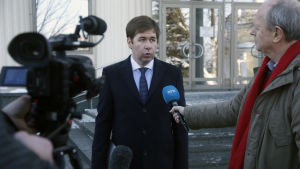 Bergs ryske försvarsadvokat Ilja Novikov intervjuades utanför domstolen i Moskva den 23 januari. Bergs ryske försvarsadvokat Ilja Novikov intervjuades utanför domstolen i Moskva den 23 januari.