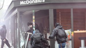 Maskerade demonstranter i en McDonalds-restaurang nära järnvägsstationen Paris-Austerlitz. Maskerade demonstranter i en McDonalds-restaurang nära järnvägsstationen Paris-Austerlitz.