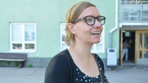 Kati Sointukangas har barn i Karjaan yhteiskoulu. Hon är också medlem i stadsstyrelsen i Raseborg där hon representerar De gröna. Kati Sointukangas utanför Karjaan yhteiskoulu i Karis.