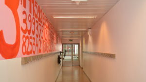 Det finns en hel del väggmålningar i B-huset. Eleverna har fått måla väggarna får att göra skolan trivsammare. En korridor i Karjaan yhteiskoulu där man målat konst på väggarna.
