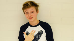 Isac Elliot i början av sin karriär. Isac Elliot poserar framför en vit vägg..