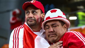 De peruanska fansen ville inte tro sina ögon efter förlusten mot Frankrike. Peruanska fansen var nedstämda efter förlusten mot Frankrike i fotbolls-VM 2018.