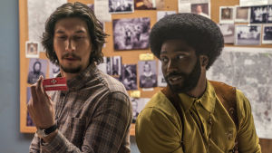 Flip (Adam Driver) och Ron (John David Washington) har fått medlemskortet till Ku Klux Klan. Flip (Adam Driver) och Ron (John David Washington) sitter tillsammans och ser på medlemskortet till Ku Klux Klan.