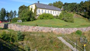 Trappan och stigen leder upp från västra åstranden till Mannerheimgatans bro alldeles intill Näse gård. Näse gård