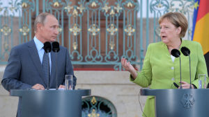 Putin och Merkel håller presskonferens inför mötet på slottet Meseberg. Rysslands president Vladimir Putin och Tysklands förbundskansler Angela Merkel håller presskonferens inför sitt möte i Meseburg norr om Berlin den 18 augusti 2018.