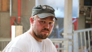 Rickard ingves En man i 30-årsåldern med svart keps och vit t-skjorta står och lutar sig mot ett räcke.