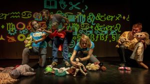 Scen ur "Gullivers nya resor" på Unga Teatern. Foto från Gullivers nya resor på Unga Teatern.