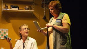 Anmäla dödsfallet eller vänta? På bilden Linda Zilliacus och Pia Runnakko. Foto från Fly me to the moon på Lilla Teatern.