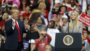 Donald och Ivanka Trump under ett kampanjmöte i Cleveland inför mellanårsvalet. Donald och Ivanka Trump under ett kampanjmöte i Cleveland inför mellanårsvalet.