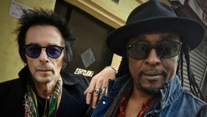 Earl Slick ja Bernard Fowler, rockin "palkkasoturit" poseeraavat puolilähikuvassa. Kuva Rockin palkkasoturit -dokumentista.